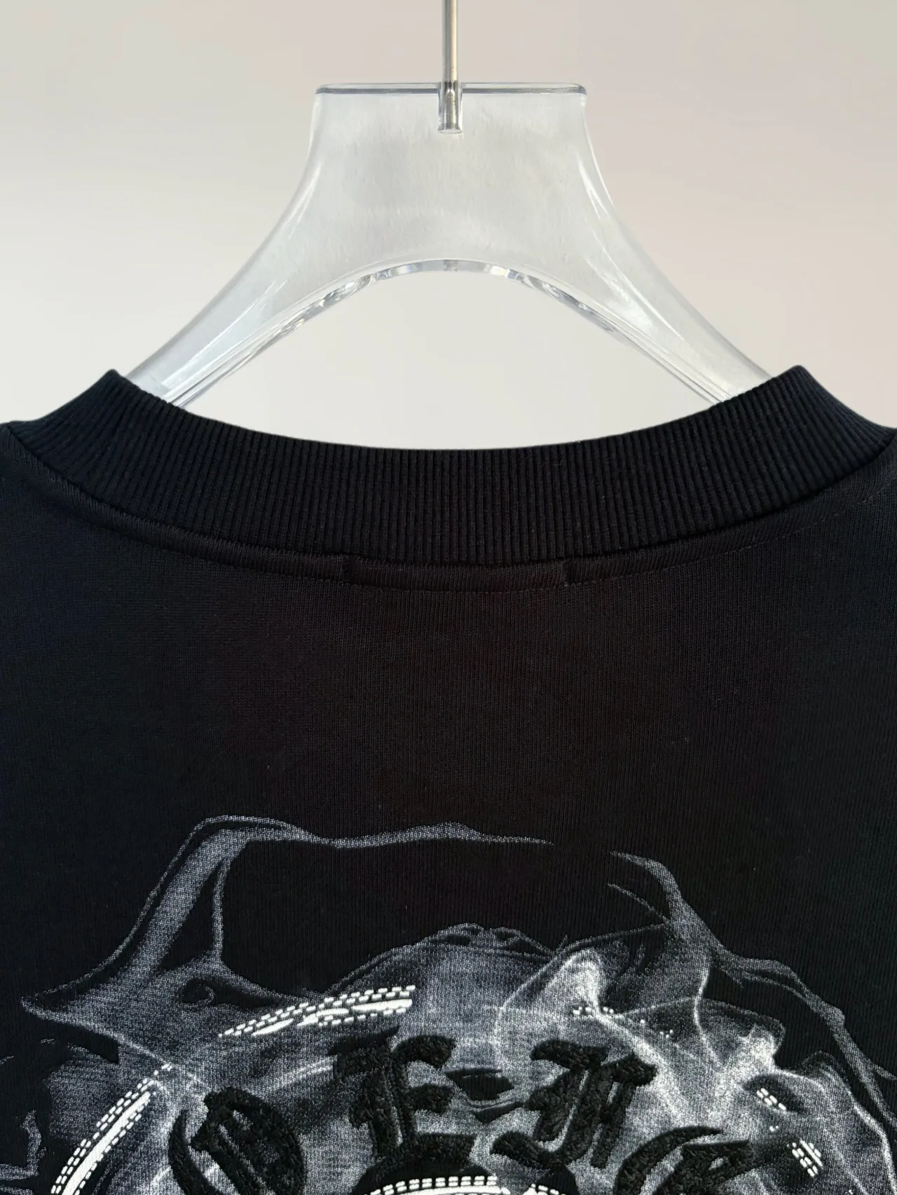P250 [High Quality] Chrome Hearts Embroidered Horseshoe Rivets🪡+Watermark Letters‼ ️Round neck sweatshirt *Customized 420g terry cotton fabric, soft, skin-friendly and comfortable *Embroidery process: front horseshoe print + rivet embroidery *A very simple and elegant classic continuation. It is unparalleled in terms of upper body comfort, interpreting your luxury and taste, and creating your fashion style and charm. Three complete standards. Same style for men and women. 𝐂𝐎𝐋𝐎𝐔𝐑: Black/White 𝐒𝐈𝐙𝐄: S-XL